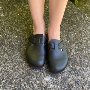 Birkenstock’s boston clog in black